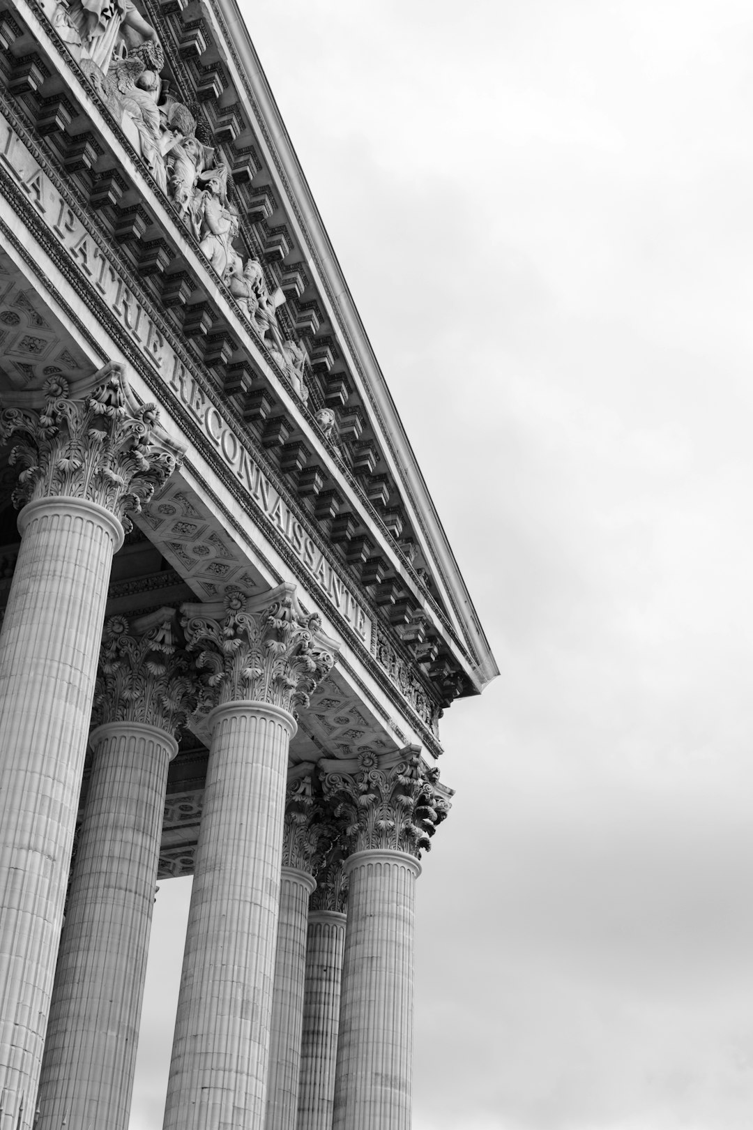 classic-columns-and-architectural-details-under-a-cloudy-sky-mgjtqlhluks